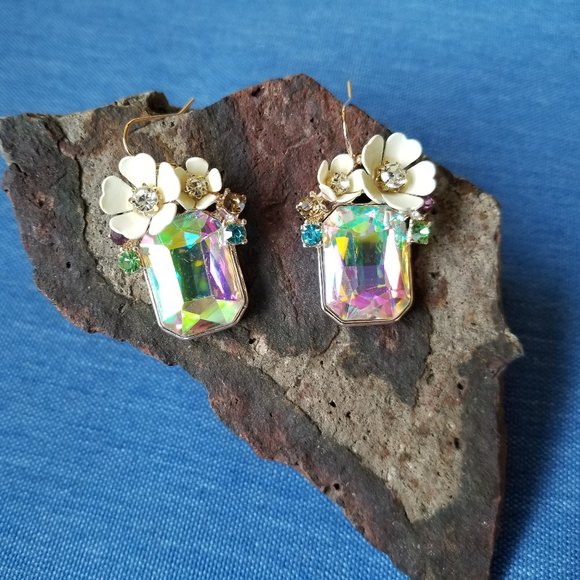 🌺Betsey Johnson Floral Iridescent Stone Earrings - NWOT🌺 - Picture 5 of 5
